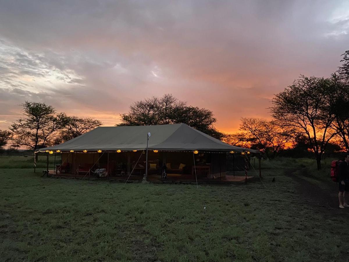 Hotel Zawadi Camp Serengeti-Savanne Exterior foto